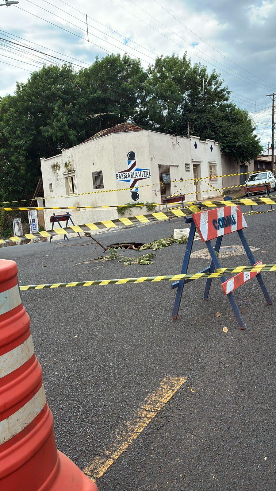 Cruzamento das ruas Vital de Negreiros e Padre Zeferino é interditado para obras após problema em rede pluvial antiga. (Foto/Reprodução)