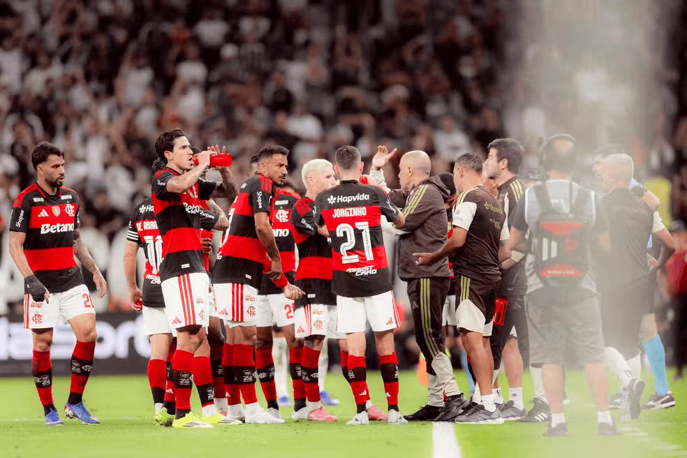 Jardim dá instruções ao time do Flamengo em jogo contra o Corinthians (Foto/Adriano Fontes/Flamengo)