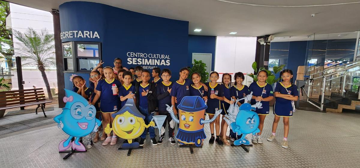 Alunos de escolas de Uberaba participam de atividades educativas durante a Semana da Água, promovida pela Codau no Teatro Sesi Minas. (Foto/Divulgação/Codau)