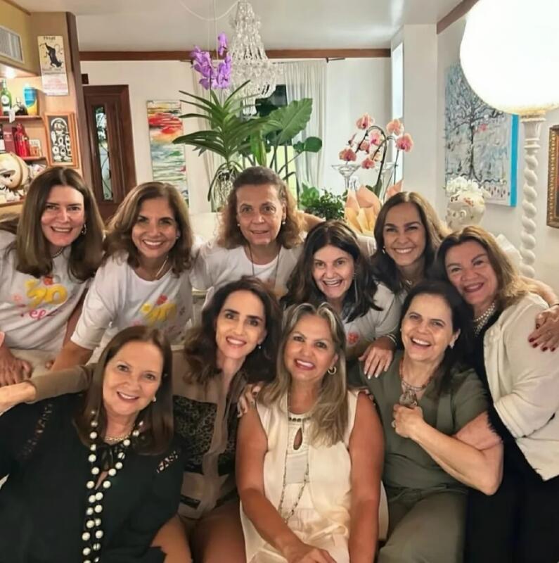 Aniversariante deste mês Sandra Bulhões Cecílio festeja a data reunindo-se com seus diversos grupos de amigos, como aconteceu na semana passada, quando recebeu suas ex-colegas do Nossa Senhora das Dores, amigas para sempre (Foto/Arquivo pessoal)