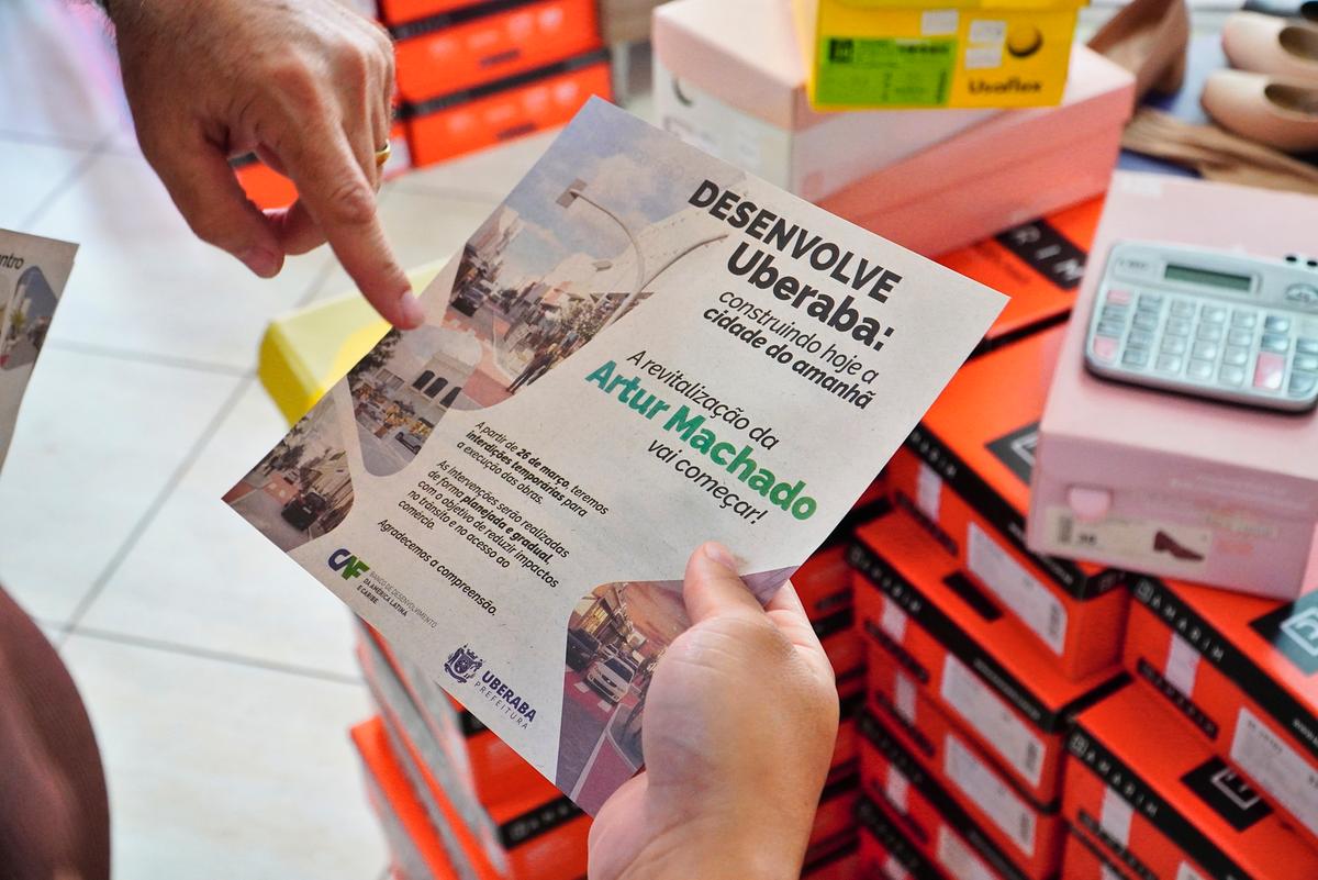 Na semana passada, técnicos da Prefeitura promoveram orientação aos comerciantes da rua Artur Machado sobre o início das obras. (Foto/Divulgação/PMU)