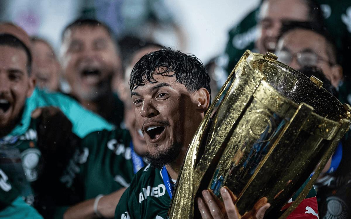 Gustavo Gómez com a taça de campeão paulista (Foto: Ronaldo Barreto/Thenews2/Gazeta Press) (Foto/RONALDO BARRETO)