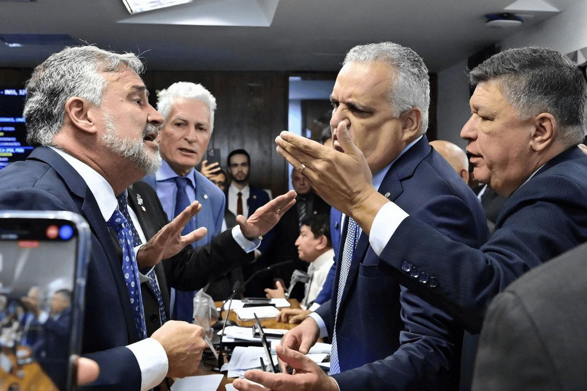 Parlamentares governistas se aproximam da mesa diretora da CPMI do INSS para protestar após resultado da votação (Foto/Geraldo Magela/Agência Senado)
