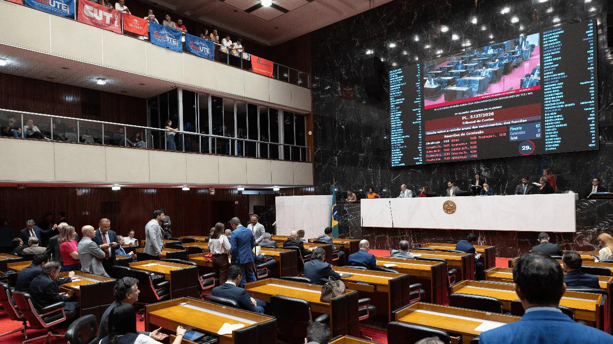 Servidores protestaram antes e durante a votação em Plenário da ALMG, e ações seguem após decisão em 1º turno (Foto/Daniel Protzner/ALMG)
