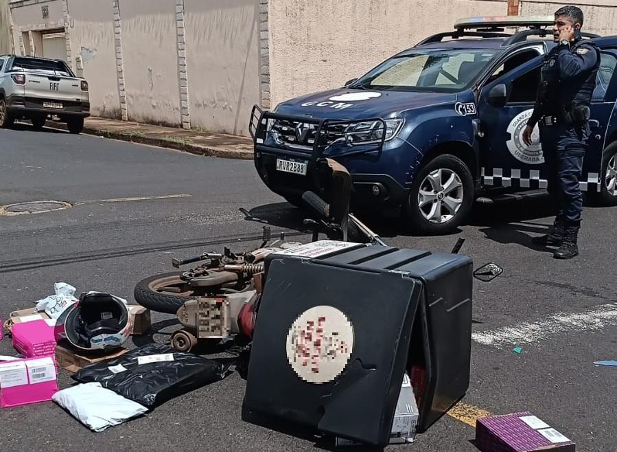 Motocicleta ficou destruída após colisão com picape, no bairro São Benedito, e o entregador não resistiu aos ferimentos depois de oito dias internado (Foto/Divulgação)