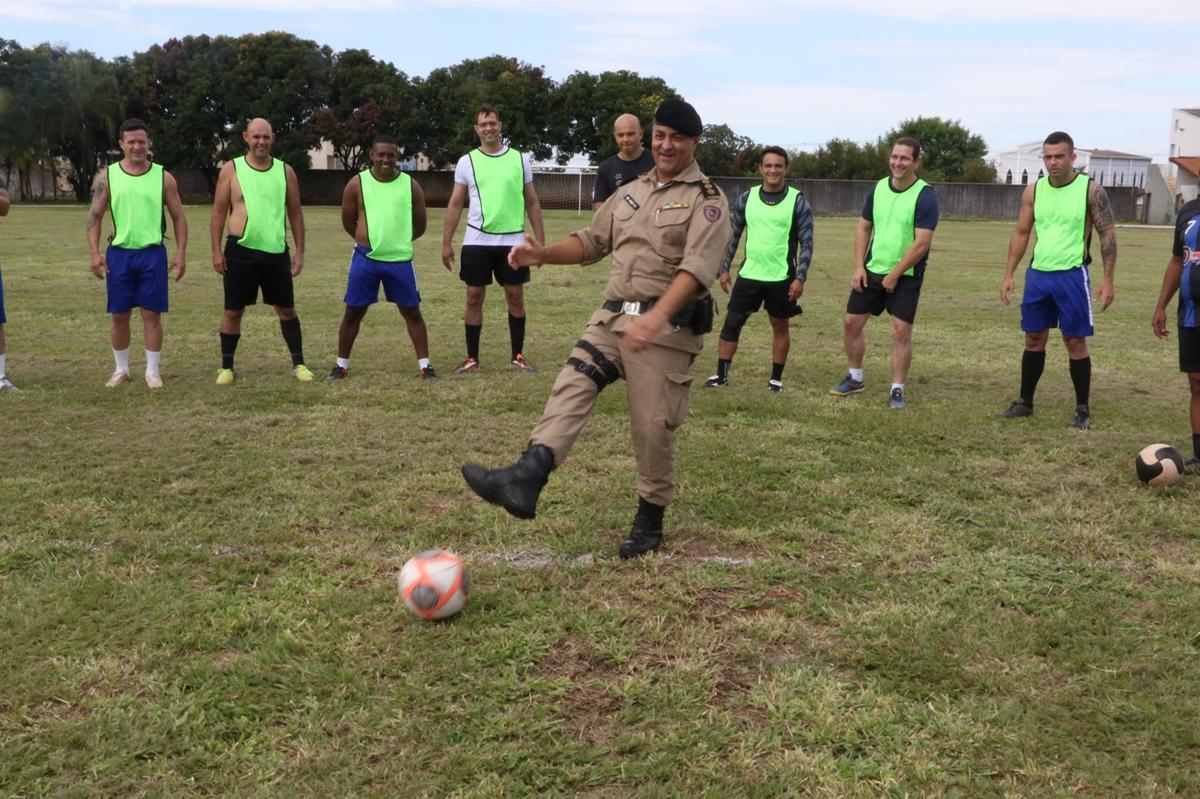 Comandante da 5ª RPM realiza pontapé inicial durante reinauguração de campo esportivo com participação de militares e veteranos (Foto/Sergio Texeira 5ªRPM)