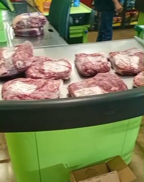 Carne vencida é apreendida em supermercado de Uberaba após denúncia de cliente. (Foto/Reprodução)