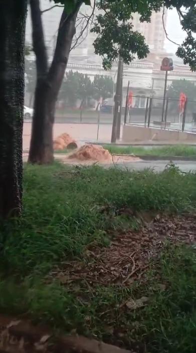 o Centro, imagens enviadas à reportagem mostram trechos da avenida Leopoldino de Oliveira tomados pela água (Foto/Divulgação/Redes Sociais)