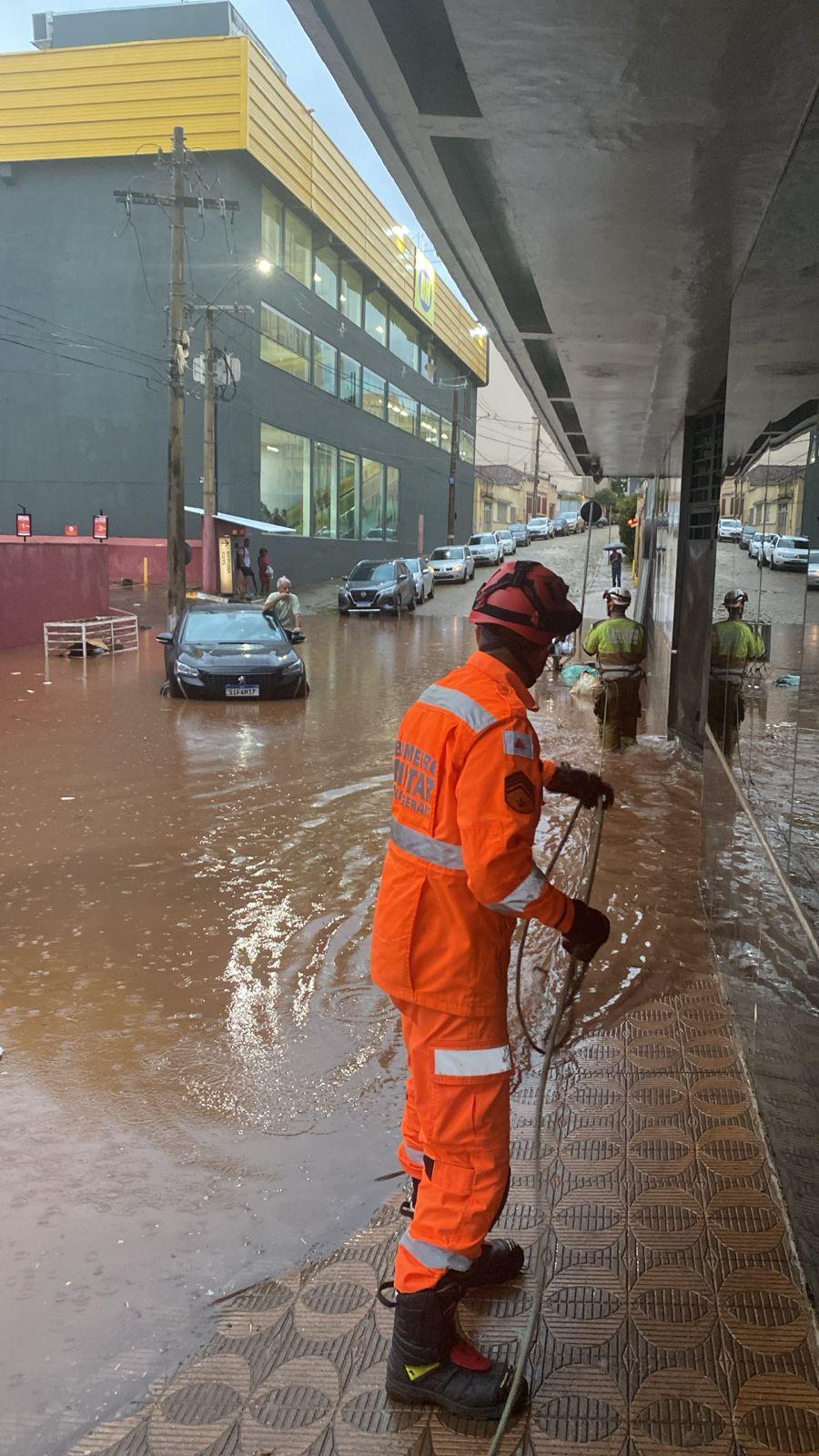 Bombeiros atuam em área alagada durante forte chuva que atingiu Uberaba nesta quinta-feira (26). (Foto/Bombeiros)