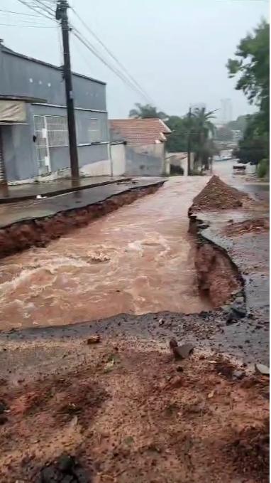 Chuva desta quinta-feira agrava danos em via e abre cratera no bairro Fabrício. (Foto/Reprodução)