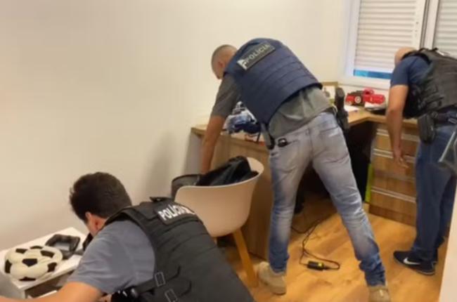 Polícia Civil cumpre mandados durante operação contra grupo suspeito de aplicar golpes virtuais em diferentes estados. (Foto/Divulgação/MPMG)