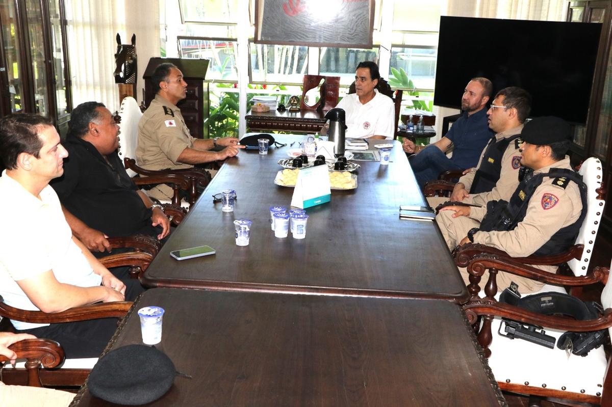 Comandante da 5ª RPM e oficiais participam de reunião no Jockey Clube de Uberaba para tratar de segurança e fortalecer parcerias institucionais (Foto//Sergio Texeira/5ªRPM)