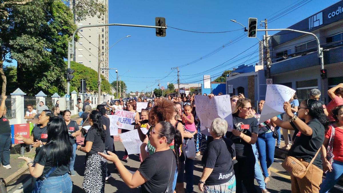 Na manhã de sexta-feira (27) professores realizaram ato na porta da Prefeitura, momento em que a direção do sindicato foi informada da decisão judicial. (Foto/Divulgação)