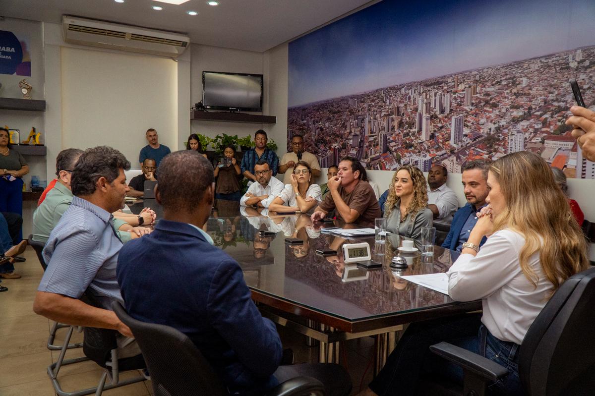 Presidente da Cohab-MG esteve ontem no Gabinete da prefeita Elisa Araújo, quando anunciou a regularização de escrituras de vários conjuntos construídos pela companhia em Uberaba. (Foto/Divulgação)