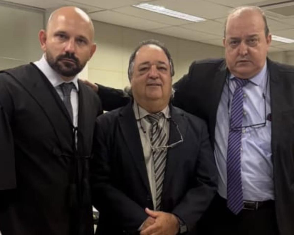 Criminalistas Pedro Leopoldino, Antônio Alberto e Leuces Teixeira atuaram na defesa do absolvido. (Foto/Divulgação)