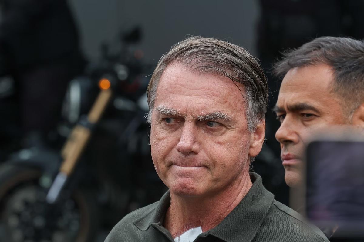 Bolsonaro (foto) aguarda encaminhamento a hospital horas após avaliação inicial descartar gravidade nos ferimentos (Foto: Agência Brasil/EBC)
