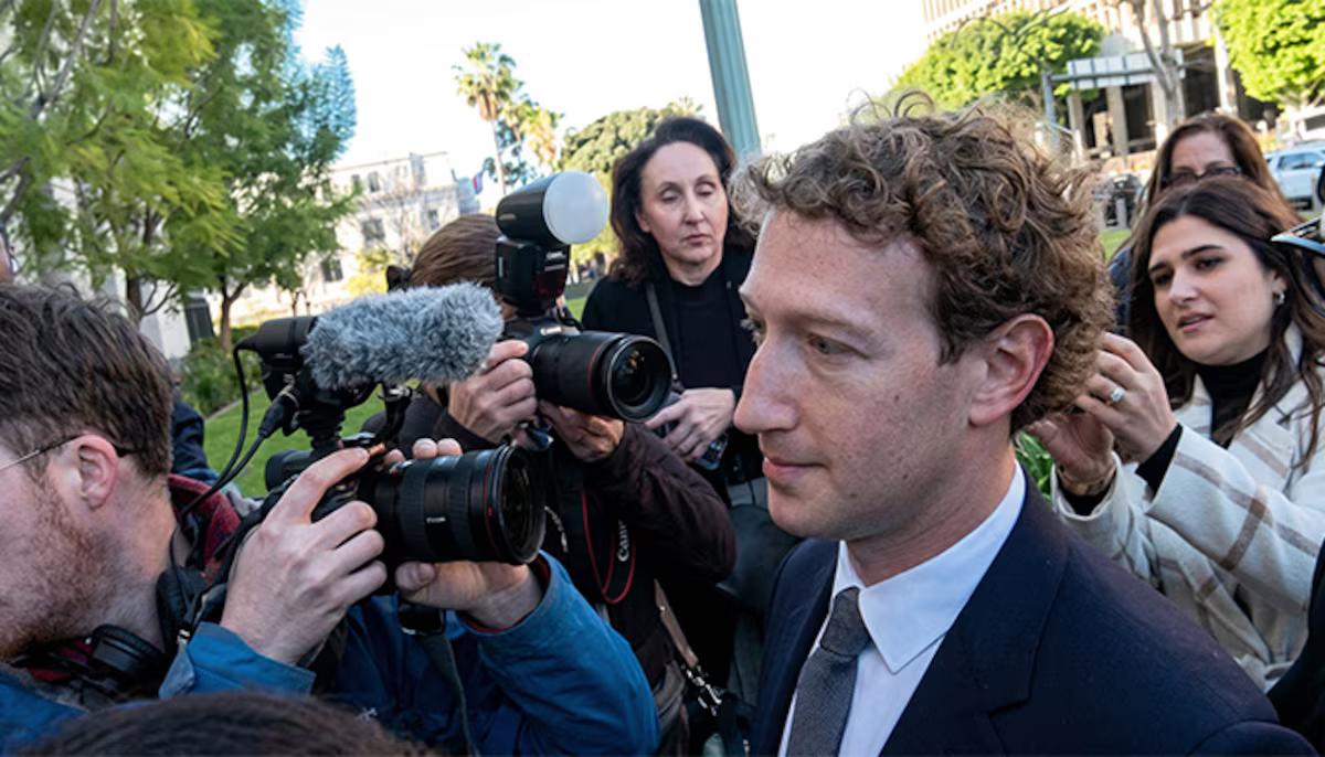 Mark Zuckerberg, CEO da Meta, chega para seu depoimento no Tribunal Superior da Califórnia, no dia 18 de fevereiro (Foto/Reprodução)