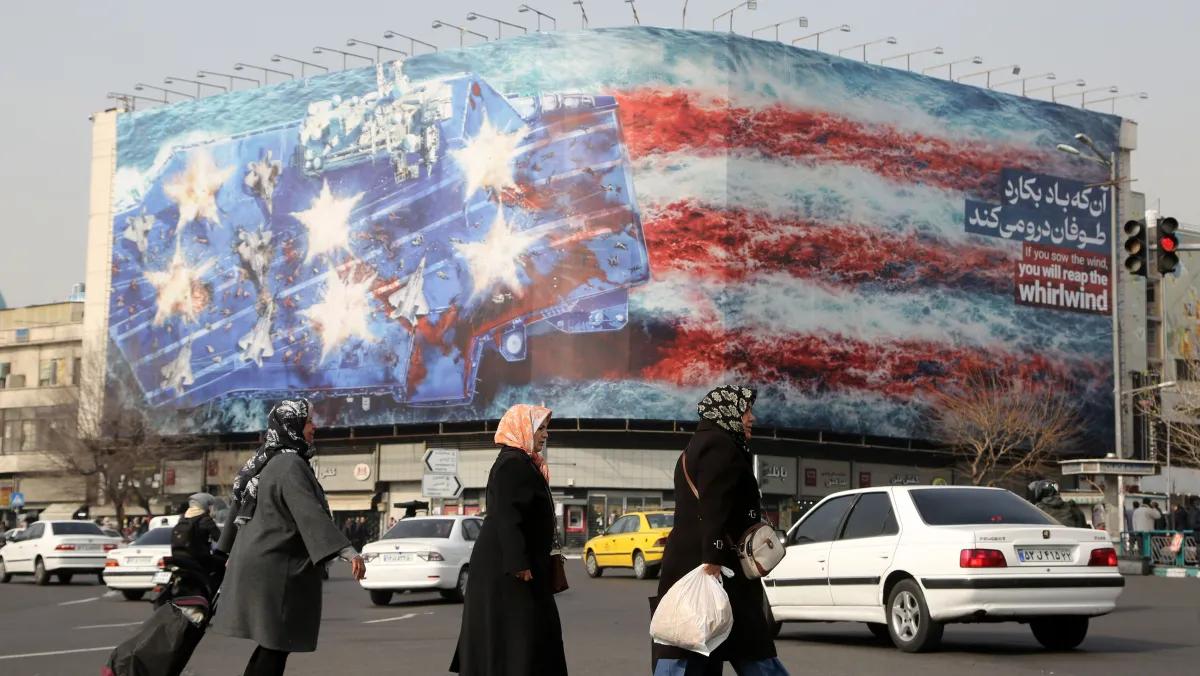 Uma faixa gigante representando um porta-aviões americano e a bandeira dos Estados Unidos foi exibida na Praça Enqelab (Revolução) em Teerã, Irã, em meio às crescentes tensões entre os Estados Unidos e o Irã (Foto/Fatemeh Bahrami/Anadolu/Getty Images)