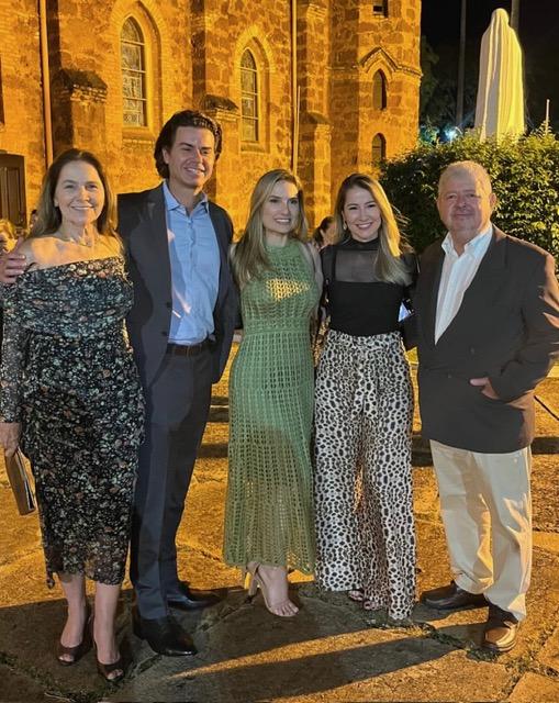 Uma trajetória de amor e cumplicidade que alcança o seu jubileu de ouro. Marilda Jampaulo de Andrade e Amaro Magno de Andrade celebraram, na última semana, 50 anos de uma união exemplar. No registro especial para a nossa coluna, o casal divide a alegria da data com os filhos Anna Maia, Olivia e Mário (Foto/Arquivo pessoal)