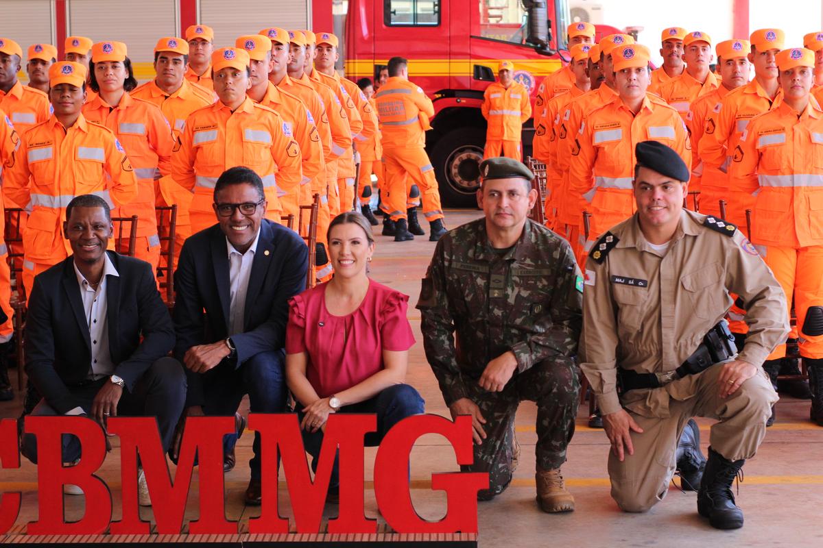 Prefeita Elisa Araújo, comandante Josias Soares de Freitas Junior e demais autoridades durante recepção aos novos militares em Uberaba. (Foto/Divulgação/PMU)