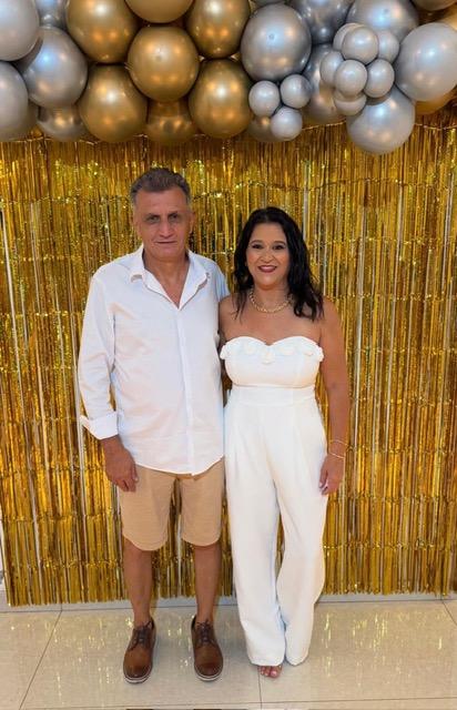 Domingo de festa e muitas felicitações para Vânia Queiroz, que soprou velinhas em clima de pura alegria. Sempre elegante, ela recebeu os cumprimentos ao lado do companheiro de vida, Ricardo, em uma celebração marcada pelo afeto e pelas boas energias (Foto/Arquivo pessoal)