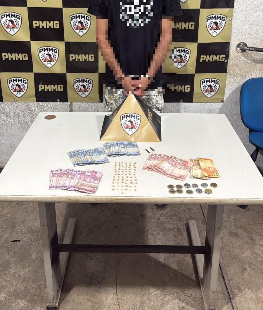 Drogas, dinheiro e objetos utilizados no tráfico apreendidos durante operação na Rua Comandante Meira Júnior (Foto/Divulgação)