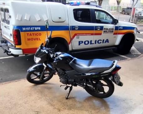 Motocicleta utilizada no roubo e celular recuperado durante ação do Tático Móvel no bairro Olinda (Foto/Divulgação)