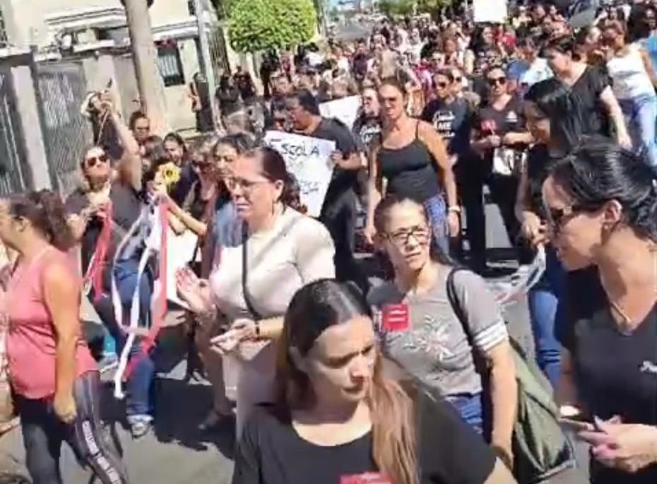 Na sexta-feira, professores chegaram a deflagrar a greve e realizaram ato na porta da Prefeitura, mas logo as lideranças sindicais foram informadas da decisão judicial. (Foto/Reprodução)