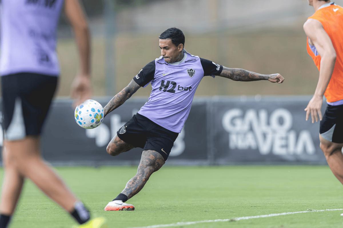 Dudu arma finalização durante treino do Atlético na Cidade do Galo (Foto/Pedro Souza/Atlético)