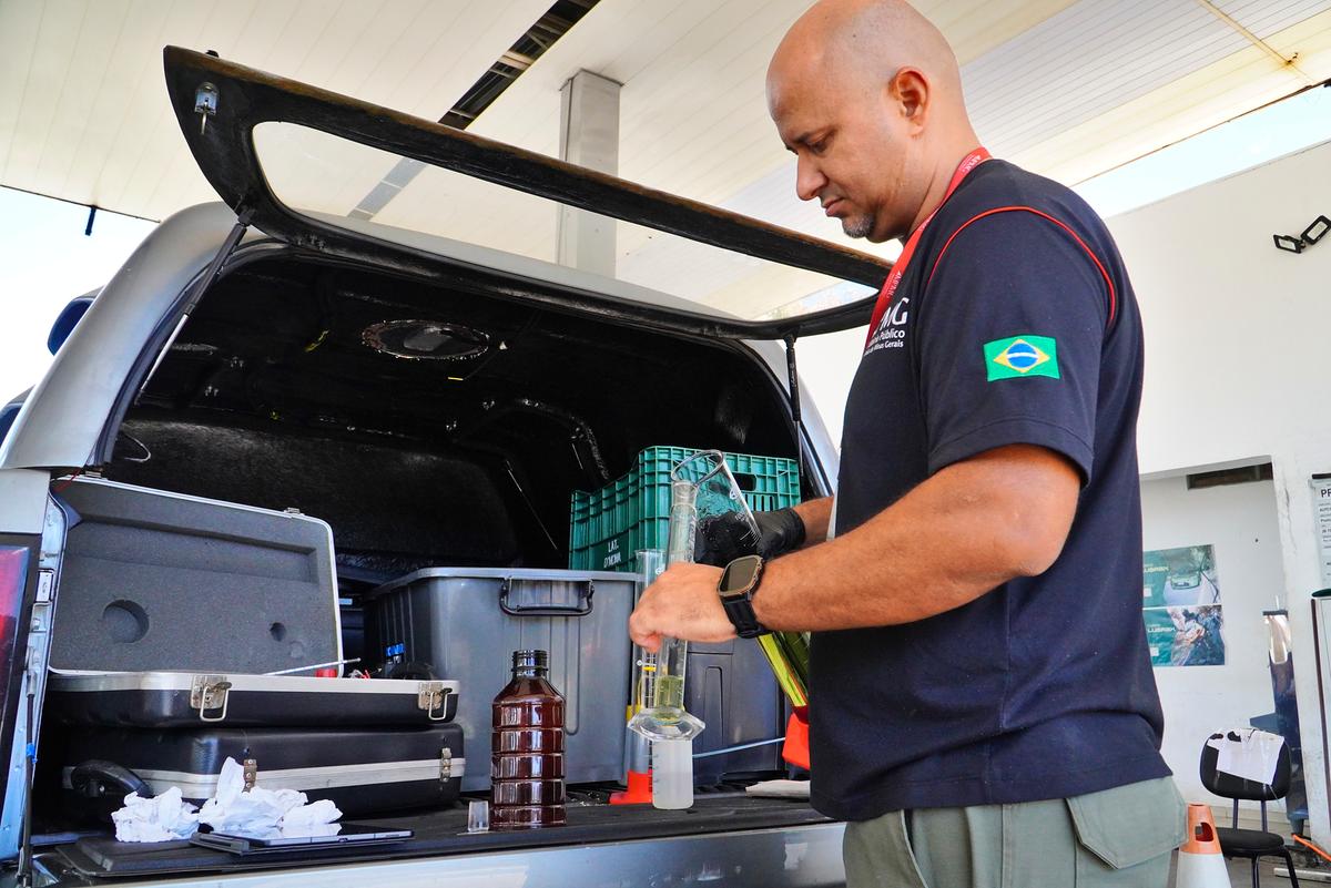 Operação em postos de Uberaba resulta em autuações e coleta de amostras. (Foto/Divulgação/PMU)