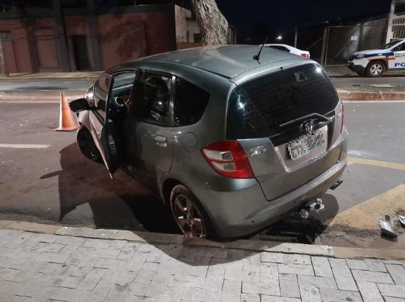 Veículo Honda Fit ficou destruído após colidir contra árvore no canteiro central da avenida Edilson Lamartine Mendes (Foto/Divulgação)