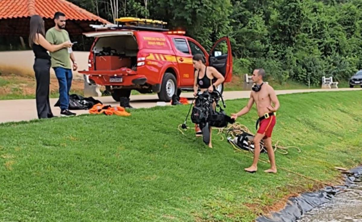 Corpo de criança de 10 anos foi encontrado submerso a cerca de 1,80 metro de profundidade em represa. (Foto/CBMMG/Divulgação)