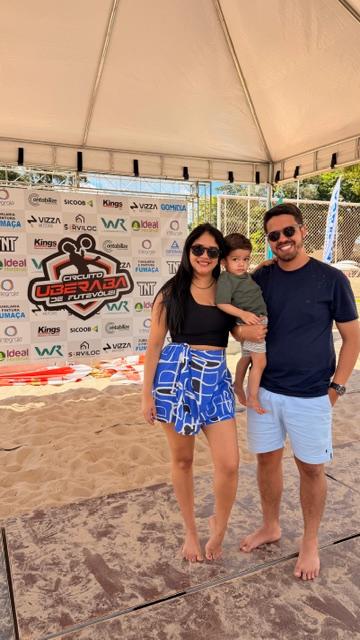 Em um dia repleto de doçura e celebração, o encantador Caio Augusto completa hoje seus dois aninhos de vida. Ele, que é a personificação da alegria, tem sido a luz e o motivo de sorrisos constantes para seus pais, Jennyfer e Raphael, e para toda a família, que o cerca de amor e carinho. Na imagem, a felicidade transborda ao lado de seus orgulhosos pais (Foto/Divulgação)