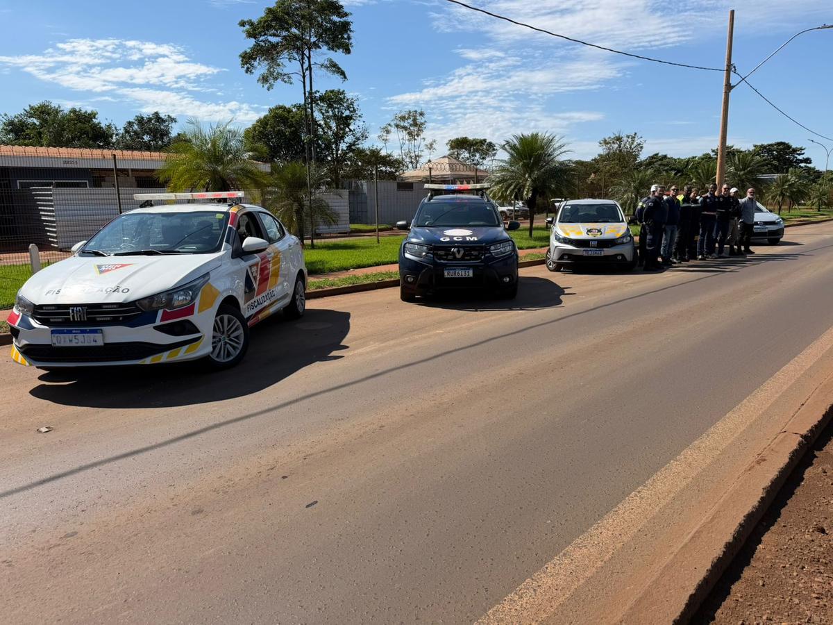 Fiscalização no Distrito Industrial 3 teve autuações e orientações a motoristas durante operação em Uberaba. (Foto/Divulgação/PMU)