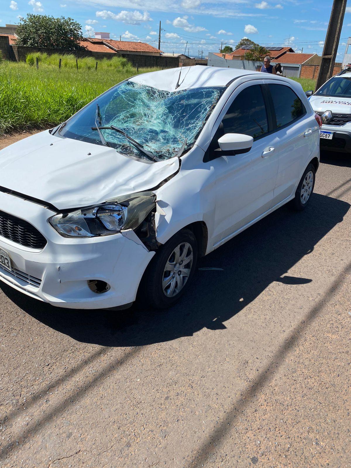 Veículo ficou danificado após colisão com cavalo solto na avenida José Valim de Melo, em Uberaba. (Foto/Reprodução)