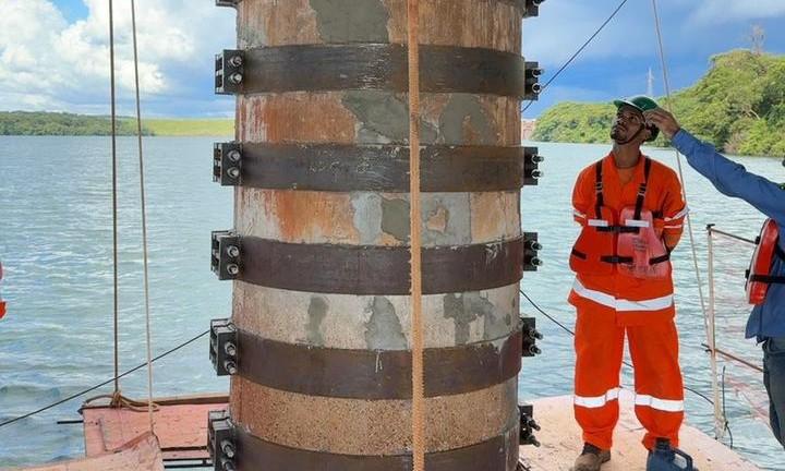 Os serviços de reforço estrutural utilizaram contemplaram quatro pilares da ponte, com a instalação de anéis metálicos, que atuam no confinamento do concreto, elevando sua resistência e capacidade de suporte. (Foto/Divulgação)
