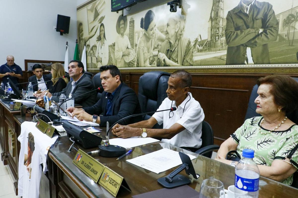 A sessão que aprovou o projeto de iniciativa do vereador Thiago Mariscal contou com a presença do filho adotivo de Chico Xavier, Eurípedes Higino e lideranças da comunidade espírita. (Foto/Divulgação)