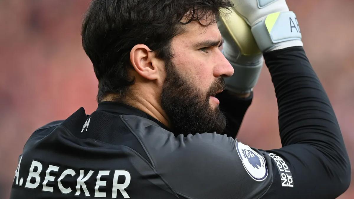Alisson deve desfalcar o Liverpool até o fim da temporada após lesão muscular. (Foto/Reprodução)