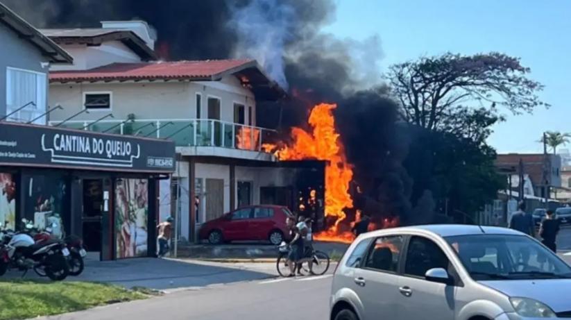 Avião caiu na Avenida Valdomiro Cândido dos Reis, área residencial de Capão da Canoa. (Foto/Reprodução/Redes Sociais)