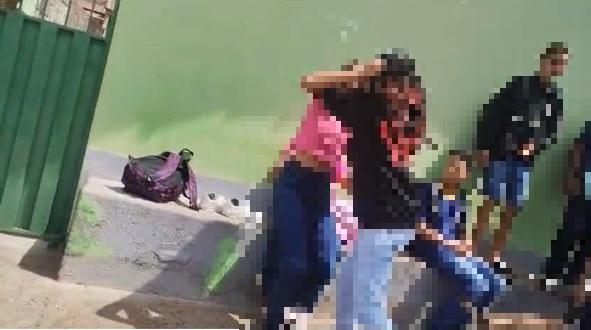 Briga entre alunas é registrada em frente a escola municipal em Uberaba; vídeo mostra agressões e tentativa de intervenção de adultos. (Foto/Reprodução)