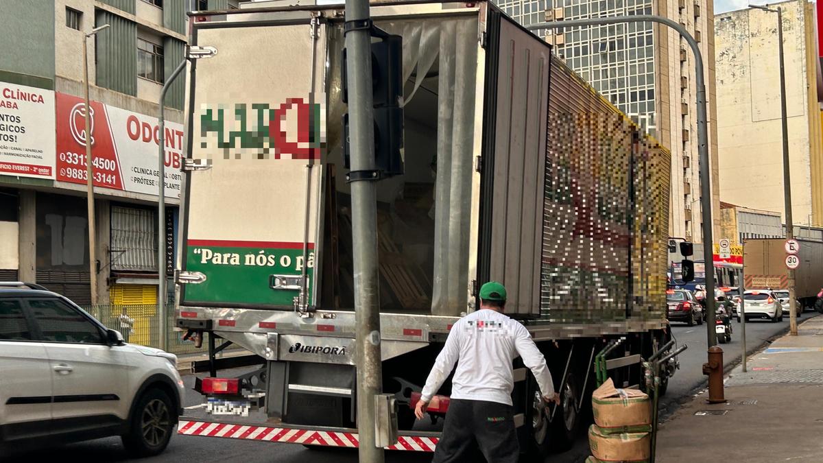 Caminhão realiza descarga em horário de pico e volta a causar transtornos no trânsito da Avenida Leopoldino de Oliveira, em Uberaba. (Foto/Reprodução)