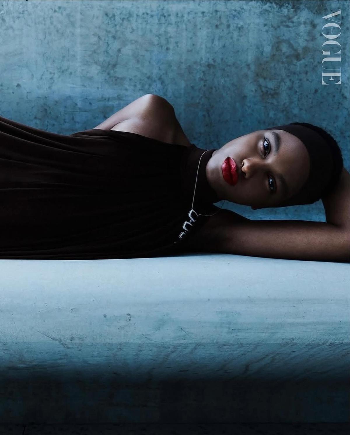 A Top Ana Barbosa comemorou mais um ano de vida no dia 30/03! Parabéns!!!! Na foto em editorial da Revista Vogue. (Foto/Divulgação)