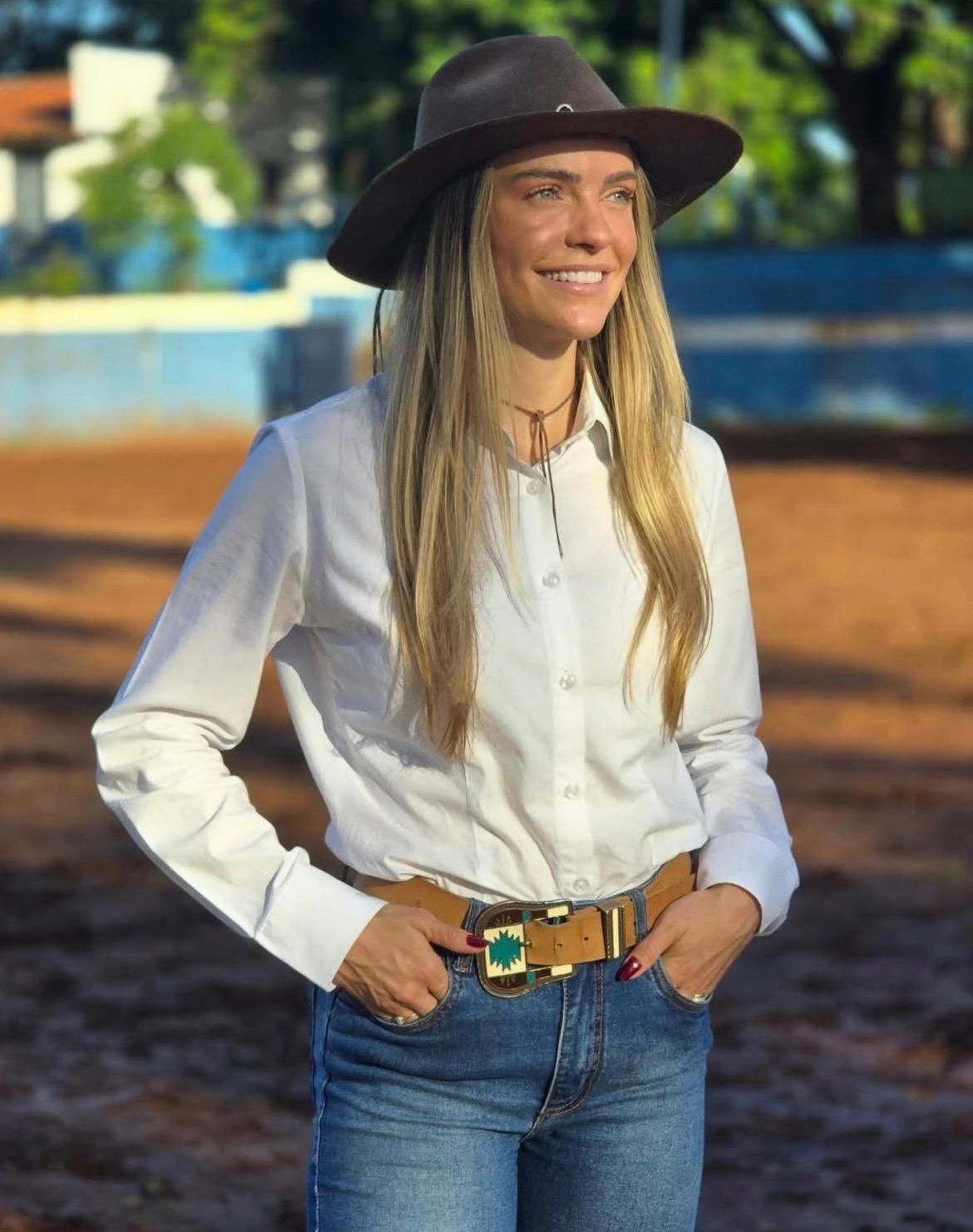 A bela Iara Mendes, Diretora do Sindicato Rural de Uberaba, se prepara para as feiras Expozebu e Agrishow, com conteúdos super dinâmicos e criativos sobre o Agro. (Foto/Divulgação)