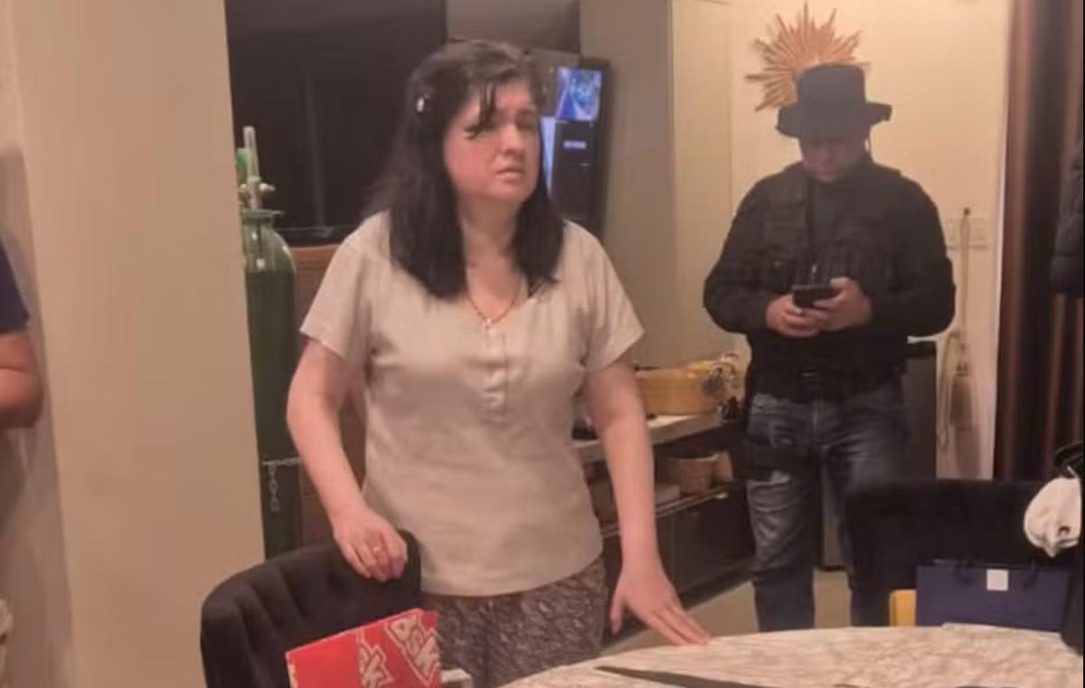 Dalia Lopez no momento de sua prisão, nesta quinta-feira (2/4) (Foto: Departamento de Polícia do Paraguai / Divulgação)