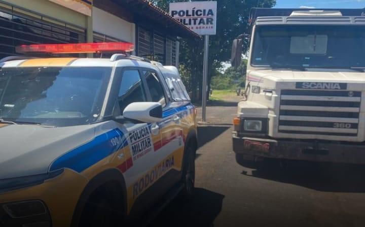 Carreta teve placas cobertas com graxa para dificultar identificação e burlar fiscalização, na Filomena Cartafina (Foto/Divulgação)