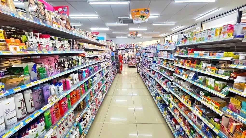 A obrigatoriedade da presença de farmacêutico em tempo integral também impacta significativamente os custos operacionais (Foto/Divulgação)