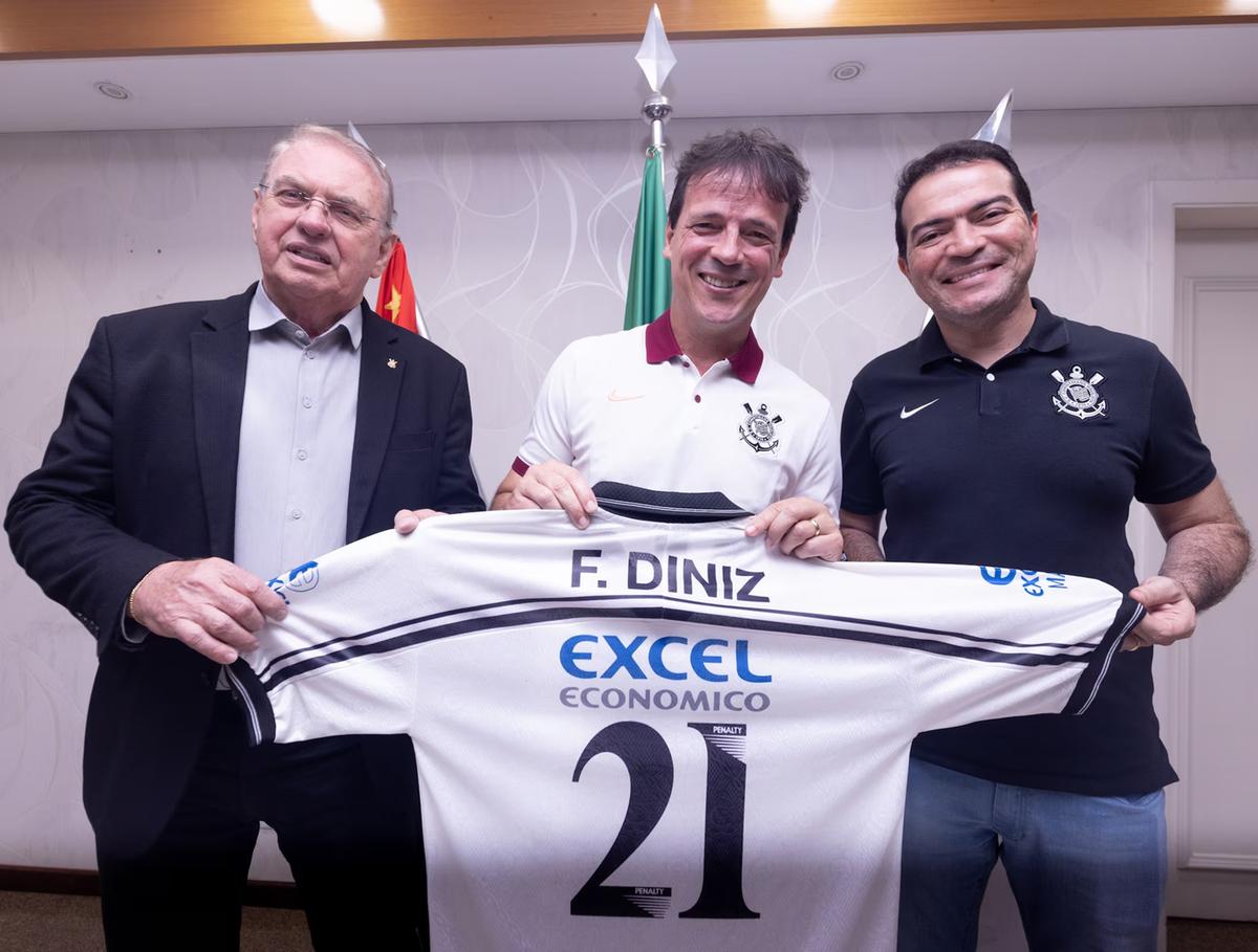 Fernando Diniz entre Osmar Stábile e Marcelo Paz (Foto/Rodrigo Coca/Ag. Corinthians)