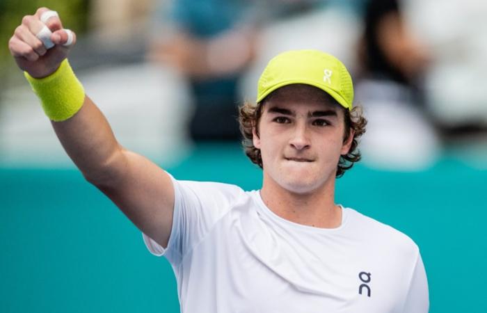 Brasileiro de 19 anos vence com controle total, reage à pressão no segundo set e garante vaga na próxima fase (Foto/Instagram do Atleta)