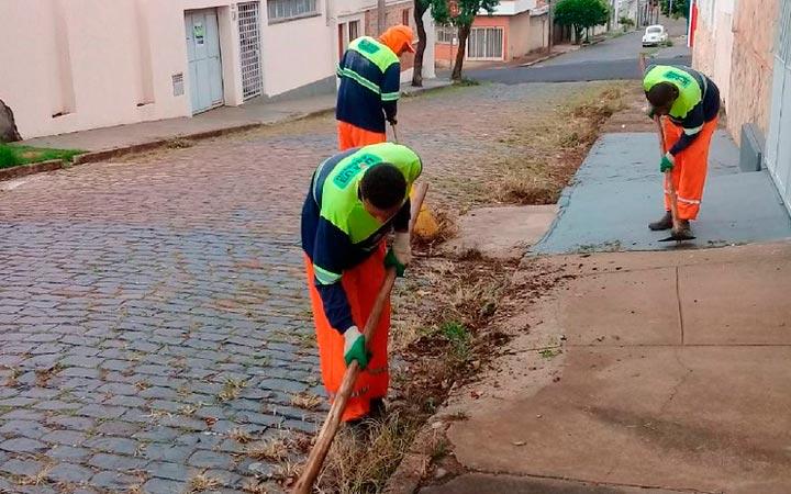 As equipes de limpeza urbana percorrem bairros de Uberaba (Foto/Divulgação Codau)