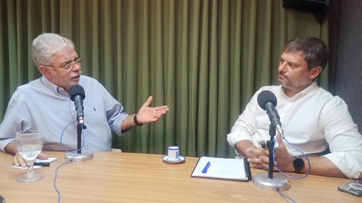 Acompanhado do novo integrante da equipe de pré-campanha, o ex-secretário de Elisa, Beethoven Oliveira, o ex-prefeito Anderson foi entrevistado ontem no Pingo do J (Foto/Divulgação)